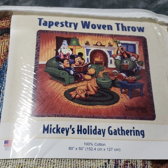 Disney Holiday Throw 60" X 50" - Picture 3 of 5